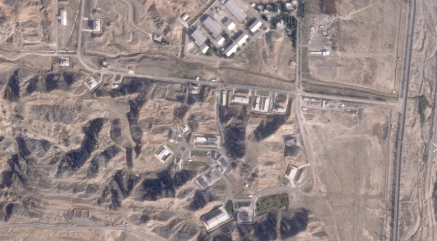"Satellite view of Iranian nuclear facility amid rising Israel-Iran tensions"